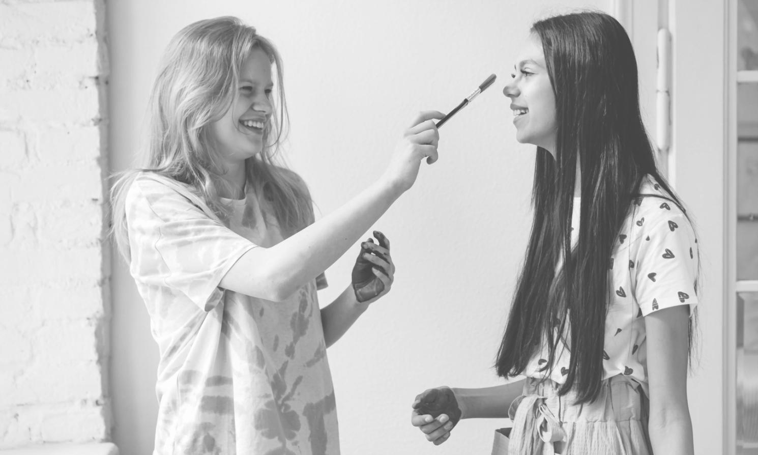 Studenti che apprendono tecniche di disegno base