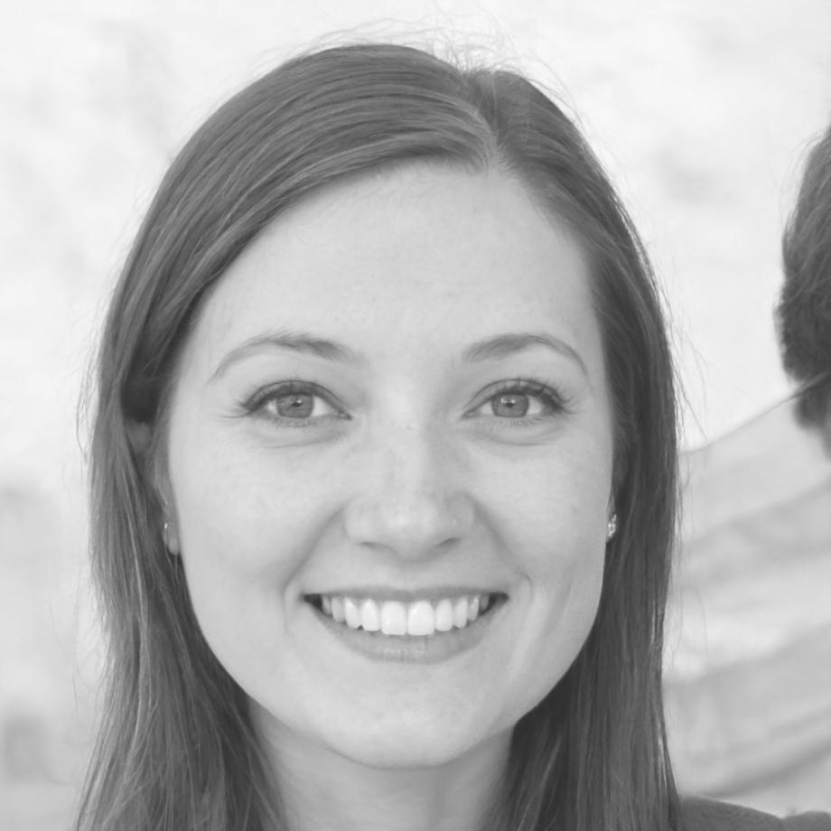 Docente di disegno durante una sessione pratica di insegnamento